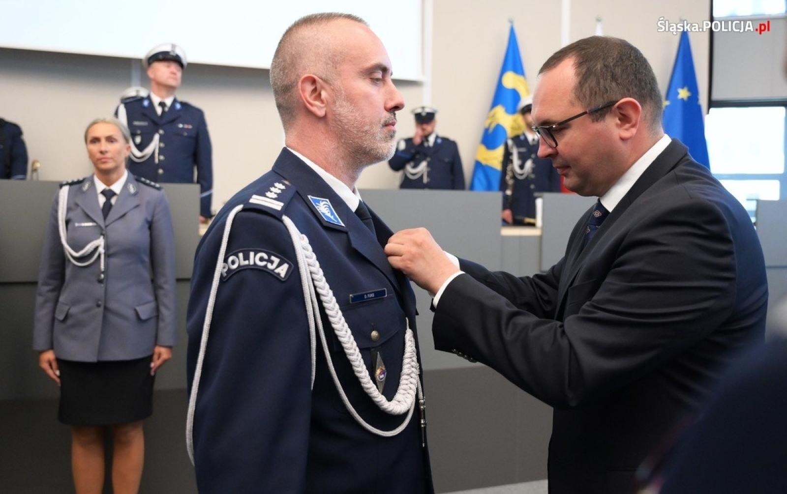 Zdjęcie w galerii na portalu naszwodzislaw.com: Uroczysta zbiórka i wyróżnienia dla policjantów i pracowników wiadomości z regionu