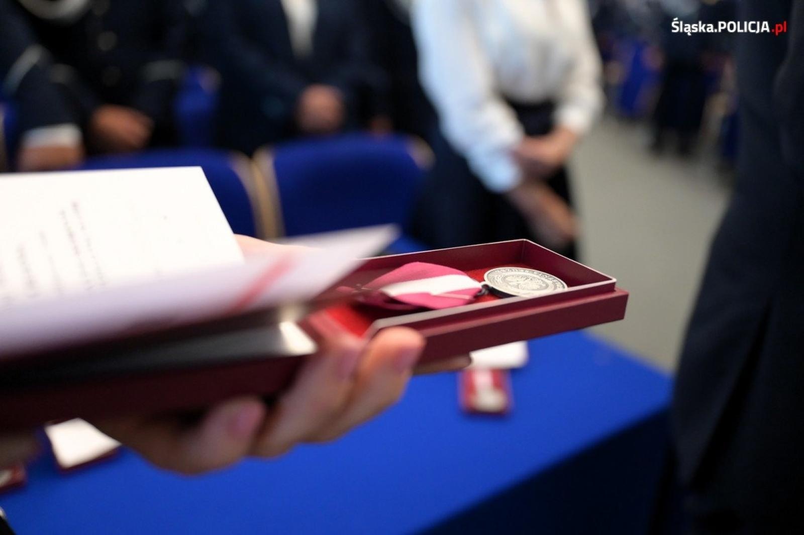 Zdjęcie w galerii na portalu naszwodzislaw.com: Uroczysta zbiórka i wyróżnienia dla policjantów i pracowników wiadomości z regionu