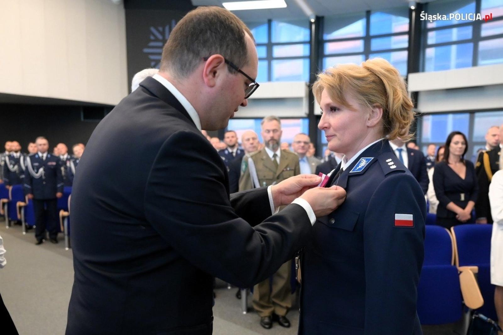 Zdjęcie w galerii na portalu naszwodzislaw.com: Uroczysta zbiórka i wyróżnienia dla policjantów i pracowników wiadomości z regionu