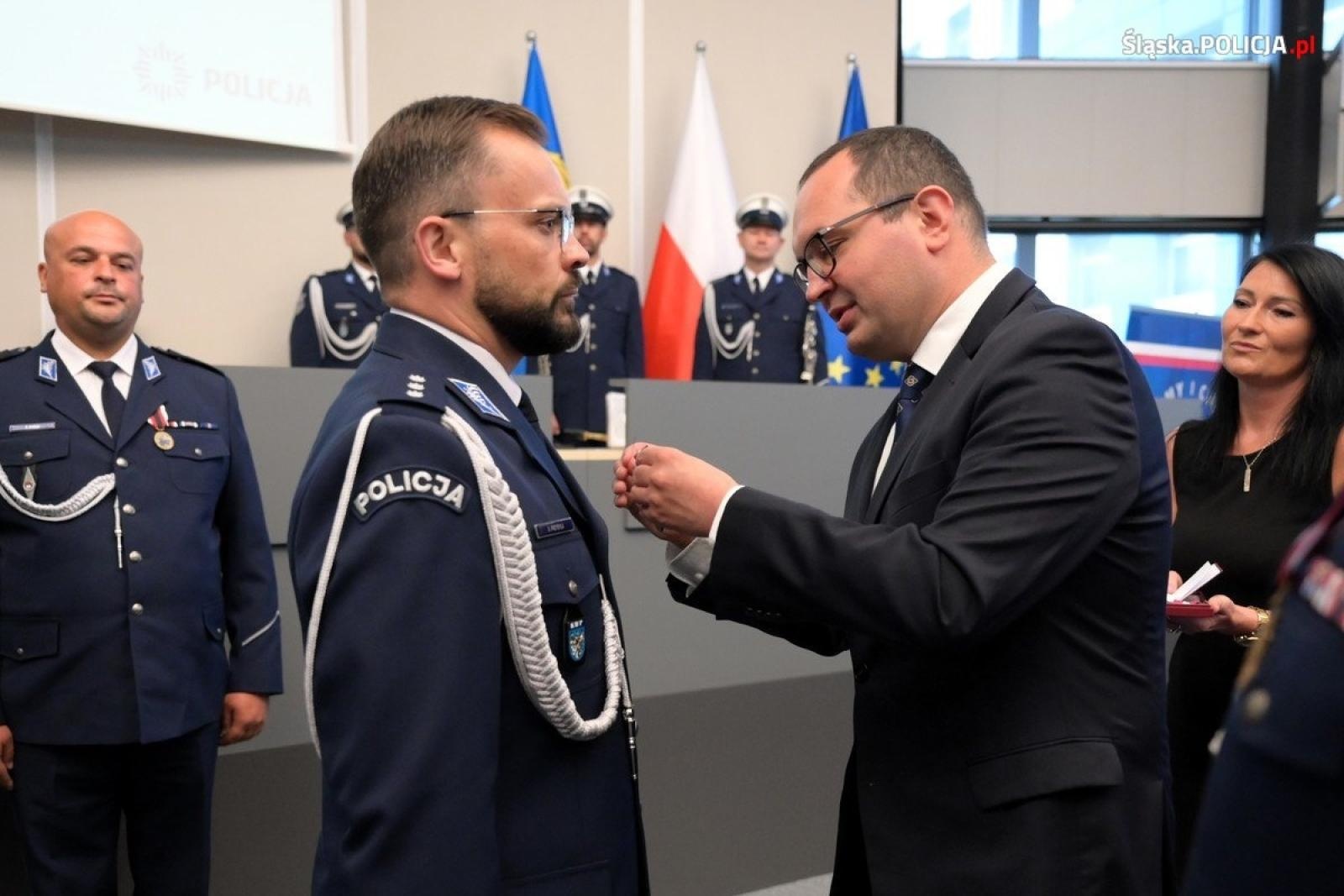 Zdjęcie w galerii na portalu naszwodzislaw.com: Uroczysta zbiórka i wyróżnienia dla policjantów i pracowników wiadomości z regionu