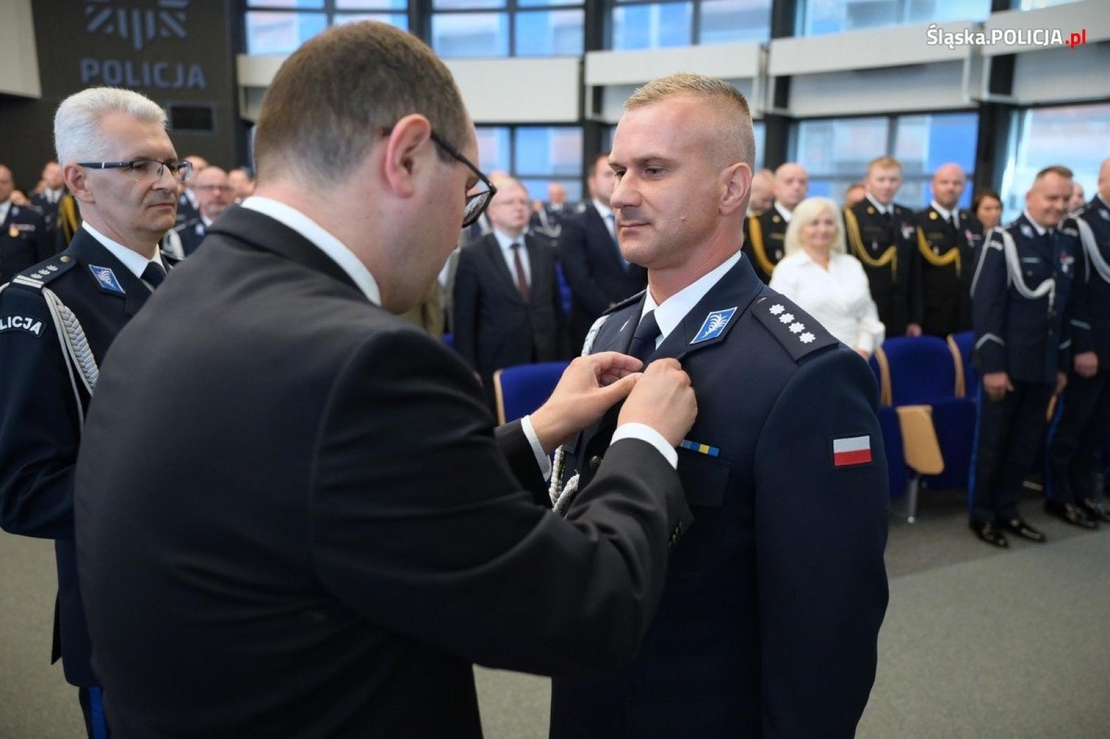 Zdjęcie w galerii na portalu naszwodzislaw.com: Uroczysta zbiórka i wyróżnienia dla policjantów i pracowników wiadomości z regionu