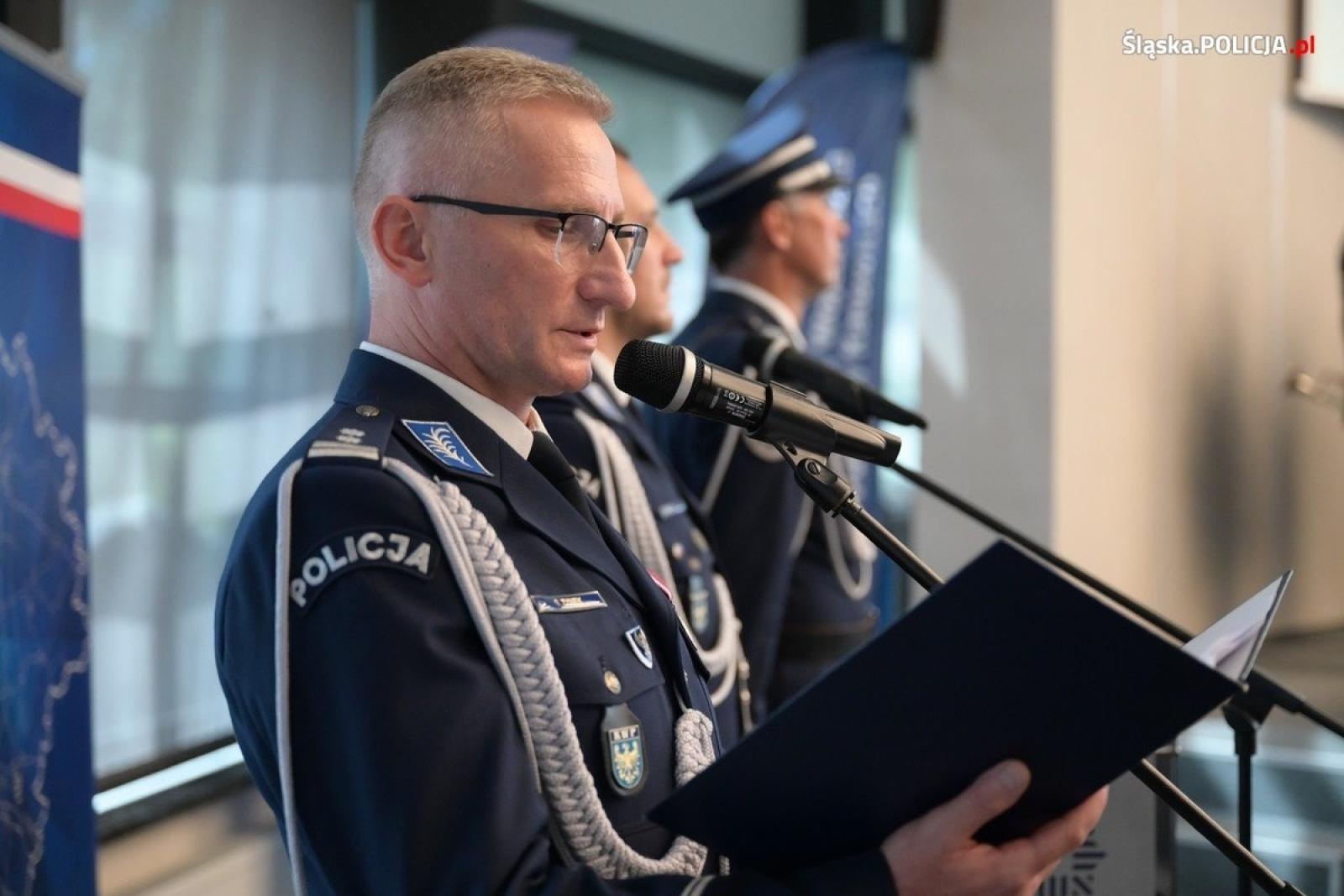 Zdjęcie w galerii na portalu naszwodzislaw.com: Uroczysta zbiórka i wyróżnienia dla policjantów i pracowników wiadomości z regionu