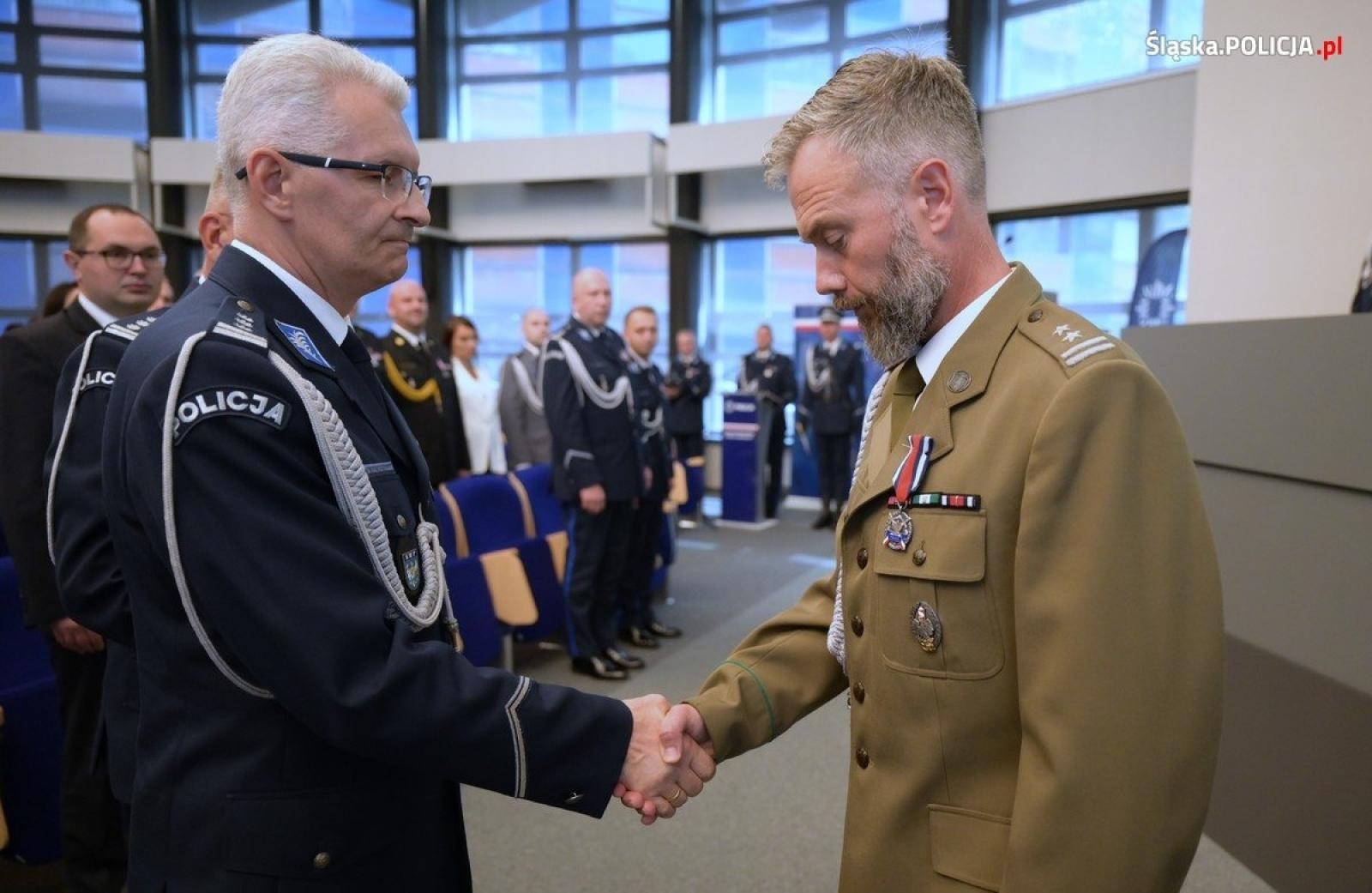 Zdjęcie w galerii na portalu naszwodzislaw.com: Uroczysta zbiórka i wyróżnienia dla policjantów i pracowników wiadomości z regionu