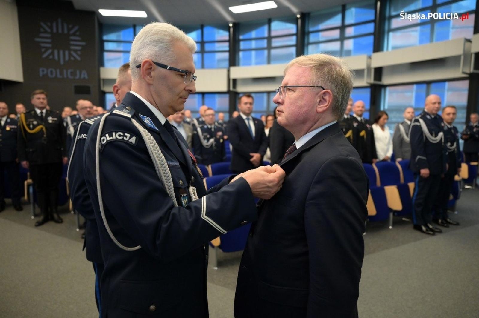 Zdjęcie w galerii na portalu naszwodzislaw.com: Uroczysta zbiórka i wyróżnienia dla policjantów i pracowników wiadomości z regionu