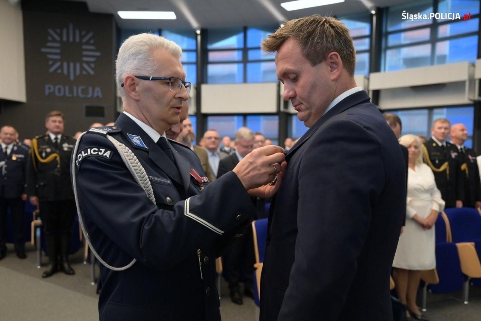 Zdjęcie w galerii na portalu naszwodzislaw.com: Uroczysta zbiórka i wyróżnienia dla policjantów i pracowników wiadomości z regionu