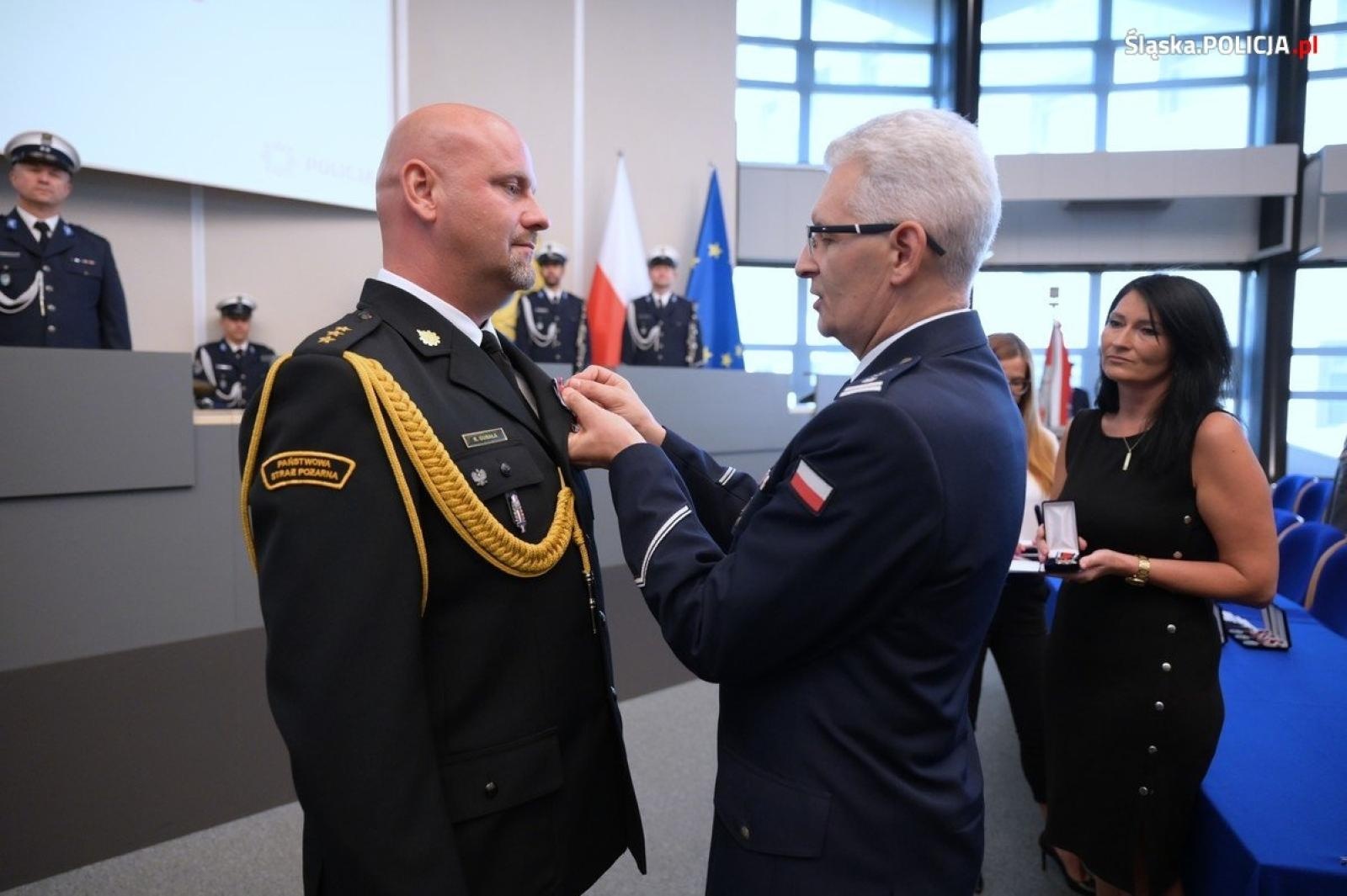 Zdjęcie w galerii na portalu naszwodzislaw.com: Uroczysta zbiórka i wyróżnienia dla policjantów i pracowników wiadomości z regionu