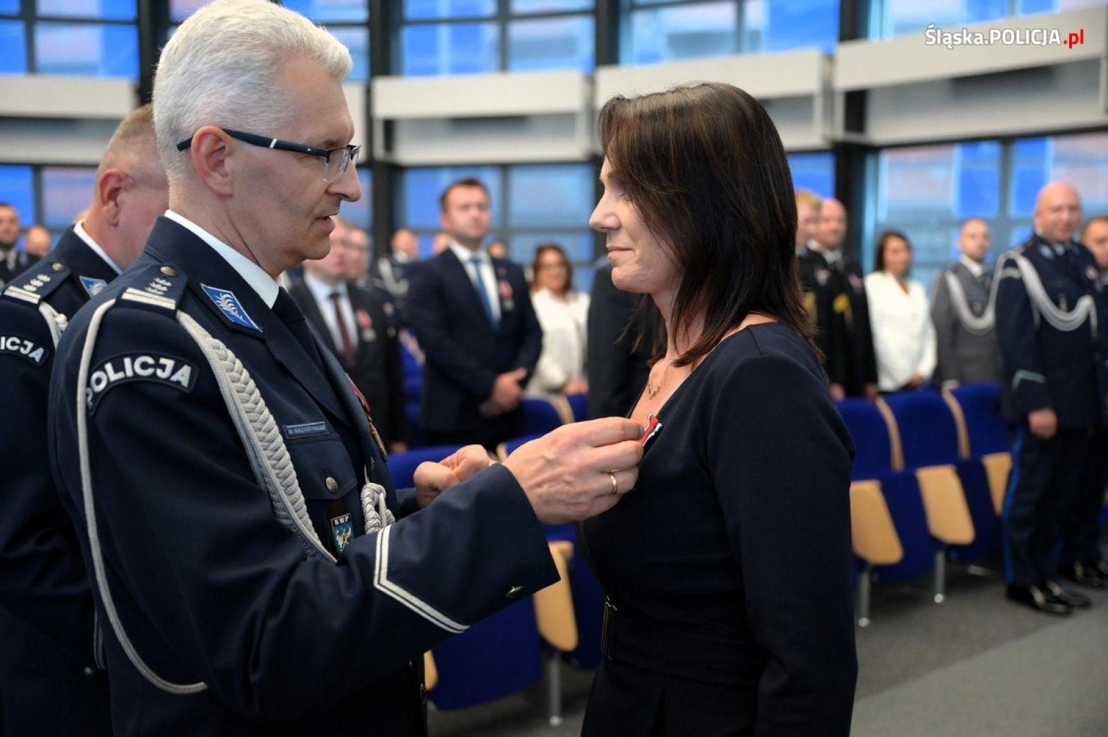 Zdjęcie w galerii na portalu naszwodzislaw.com: Uroczysta zbiórka i wyróżnienia dla policjantów i pracowników wiadomości z regionu