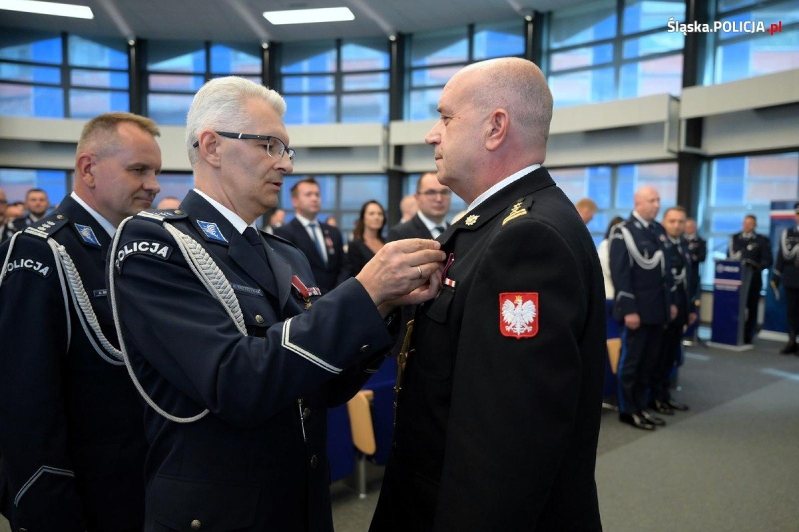 Zdjęcie w galerii na portalu naszwodzislaw.com: Uroczysta zbiórka i wyróżnienia dla policjantów i pracowników wiadomości z regionu