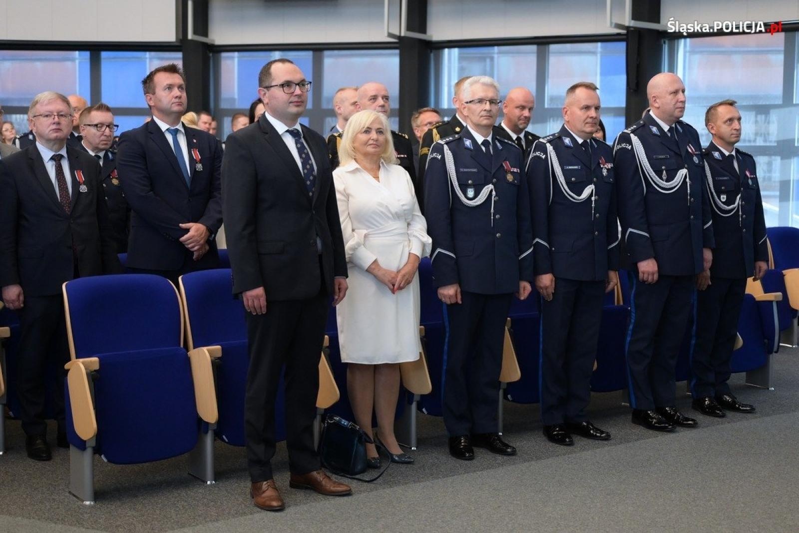 Zdjęcie w galerii na portalu naszwodzislaw.com: Uroczysta zbiórka i wyróżnienia dla policjantów i pracowników wiadomości z regionu