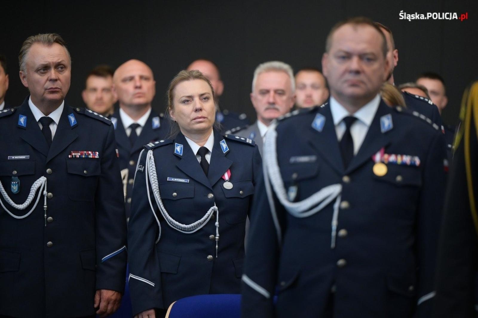 Zdjęcie w galerii na portalu naszwodzislaw.com: Uroczysta zbiórka i wyróżnienia dla policjantów i pracowników wiadomości z regionu