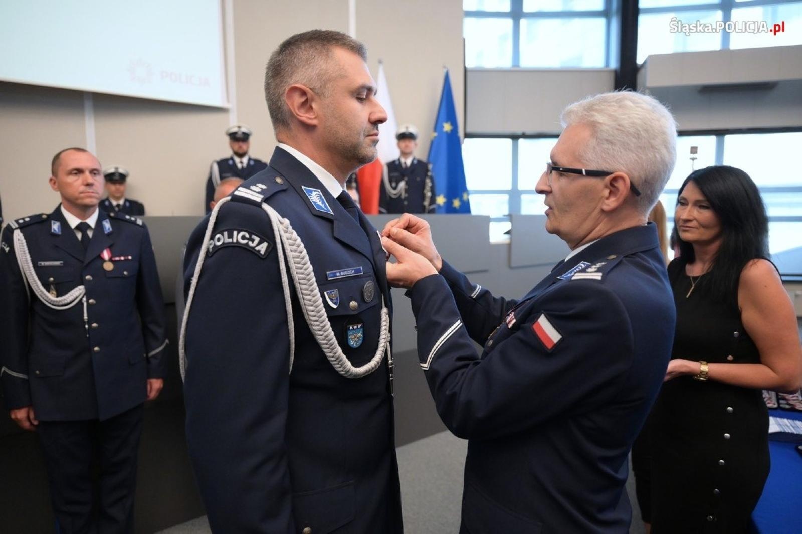 Zdjęcie w galerii na portalu naszwodzislaw.com: Uroczysta zbiórka i wyróżnienia dla policjantów i pracowników wiadomości z regionu