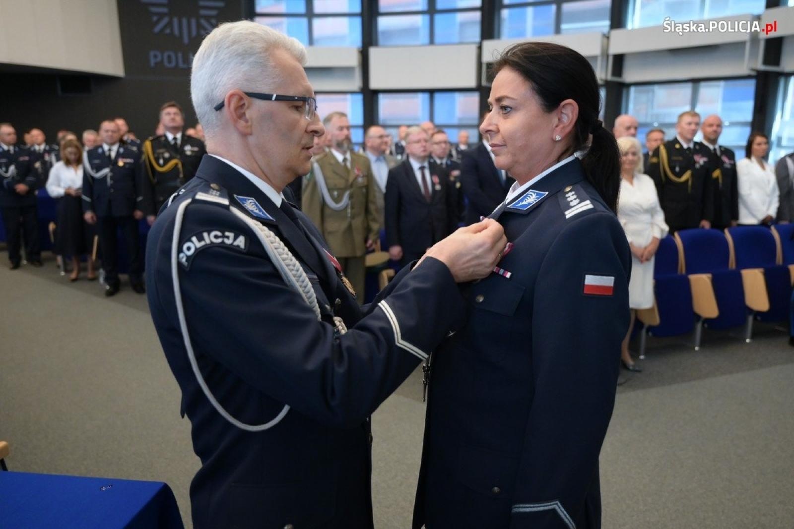 Zdjęcie w galerii na portalu naszwodzislaw.com: Uroczysta zbiórka i wyróżnienia dla policjantów i pracowników wiadomości z regionu