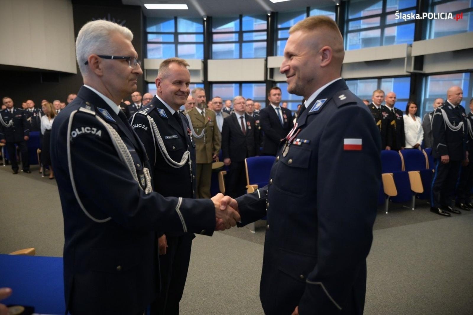 Zdjęcie w galerii na portalu naszwodzislaw.com: Uroczysta zbiórka i wyróżnienia dla policjantów i pracowników wiadomości z regionu