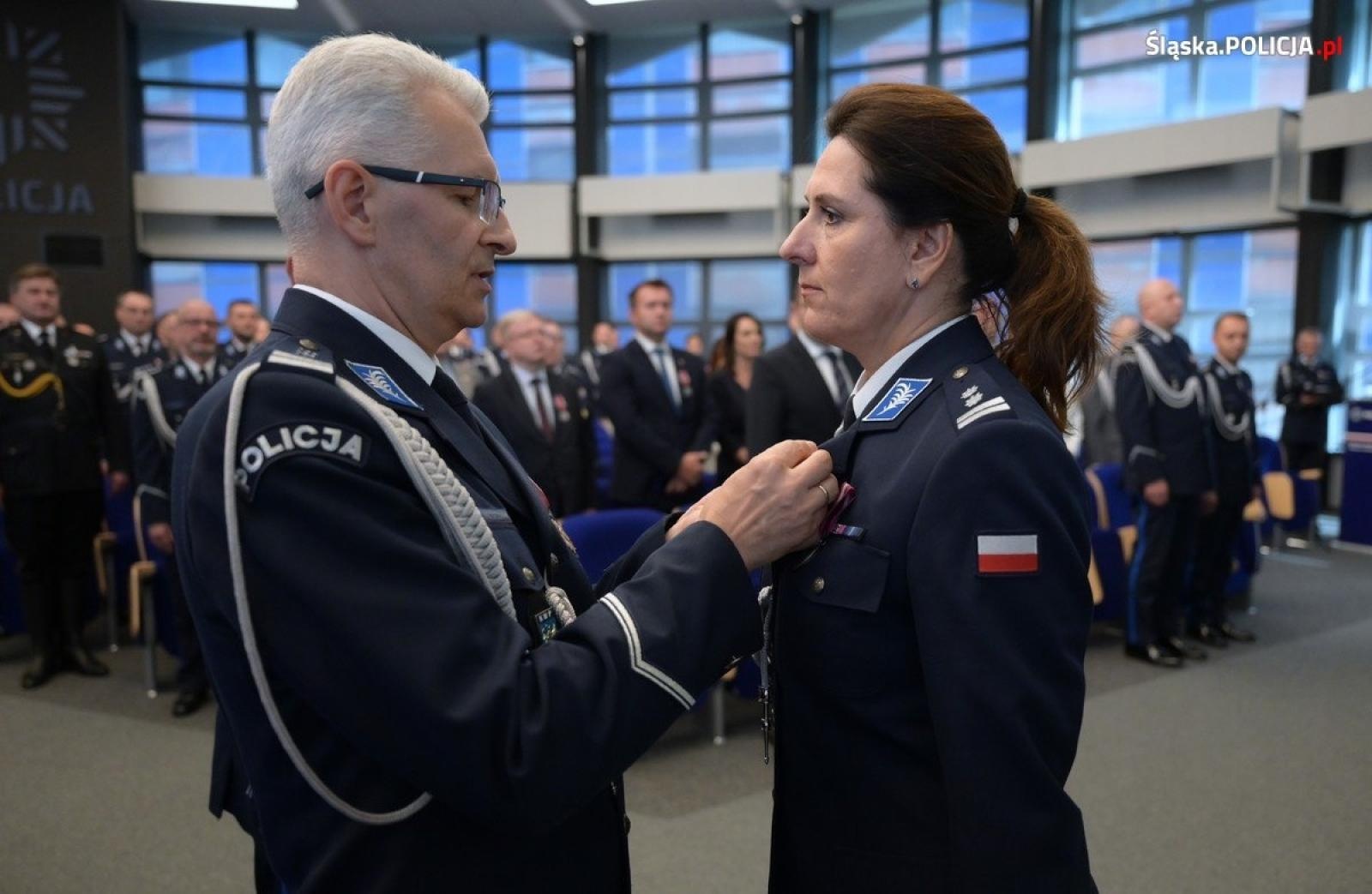 Zdjęcie w galerii na portalu naszwodzislaw.com: Uroczysta zbiórka i wyróżnienia dla policjantów i pracowników wiadomości z regionu