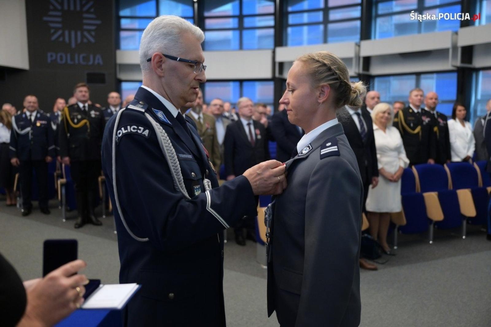 Zdjęcie w galerii na portalu naszwodzislaw.com: Uroczysta zbiórka i wyróżnienia dla policjantów i pracowników wiadomości z regionu