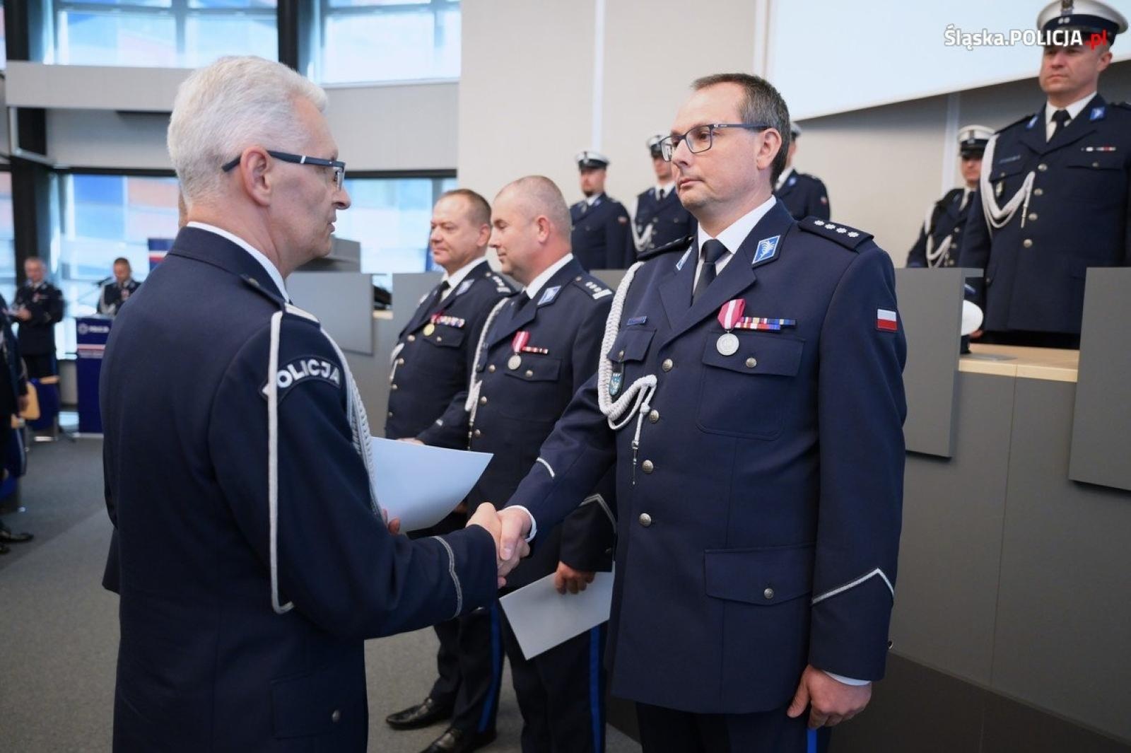Zdjęcie w galerii na portalu naszwodzislaw.com: Uroczysta zbiórka i wyróżnienia dla policjantów i pracowników wiadomości z regionu