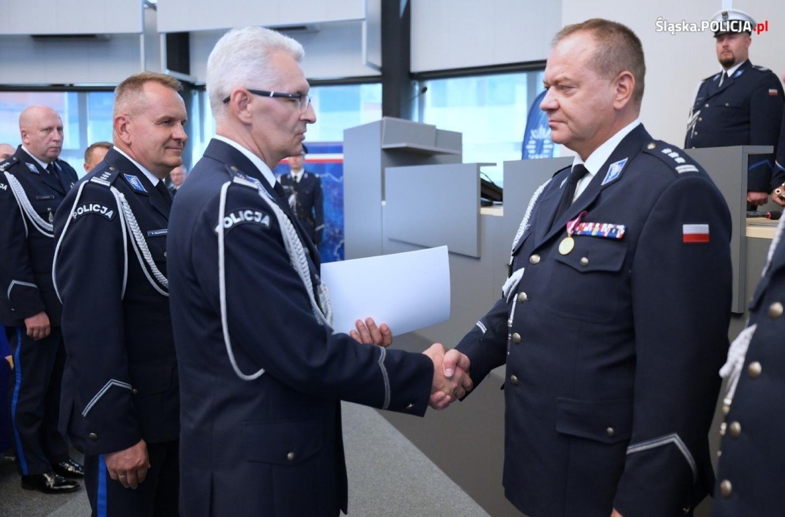 Zdjęcie w galerii na portalu naszwodzislaw.com: Uroczysta zbiórka i wyróżnienia dla policjantów i pracowników wiadomości z regionu