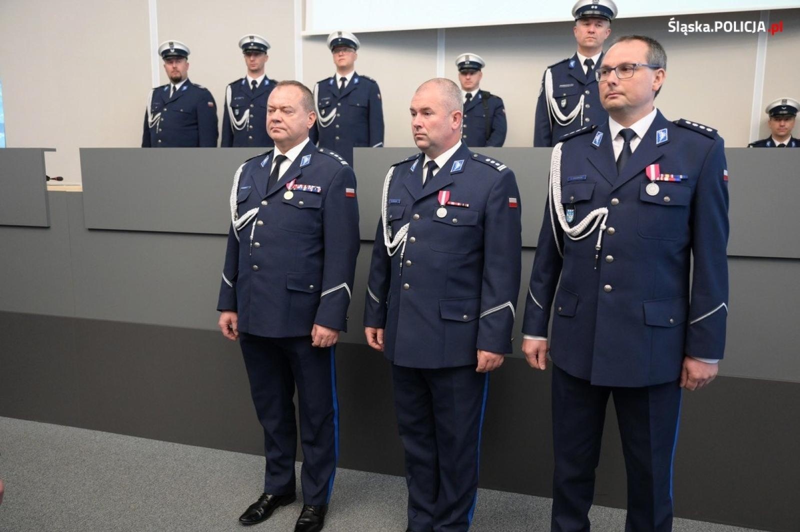 Zdjęcie w galerii na portalu naszwodzislaw.com: Uroczysta zbiórka i wyróżnienia dla policjantów i pracowników wiadomości z regionu