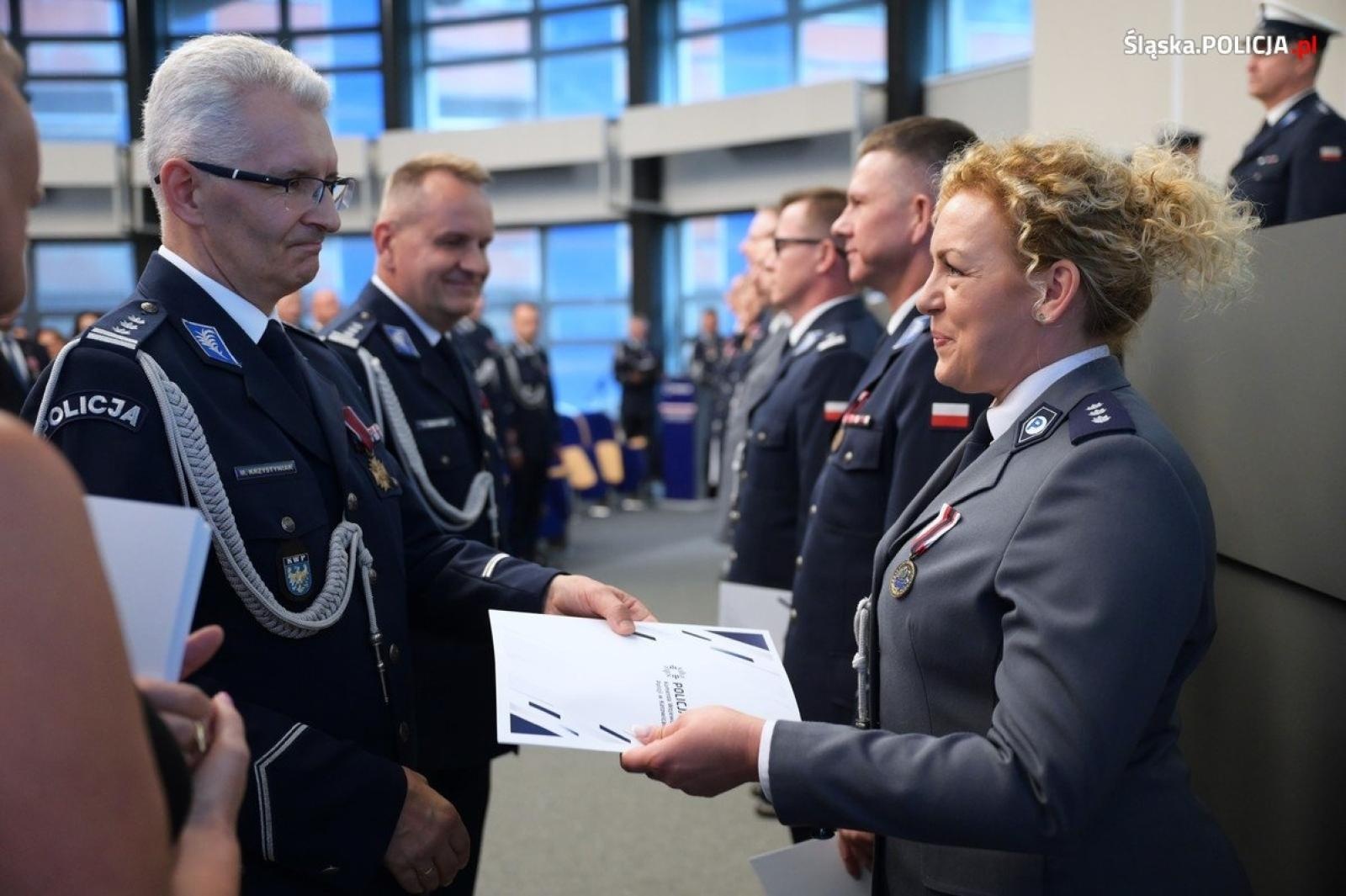 Zdjęcie w galerii na portalu naszwodzislaw.com: Uroczysta zbiórka i wyróżnienia dla policjantów i pracowników wiadomości z regionu