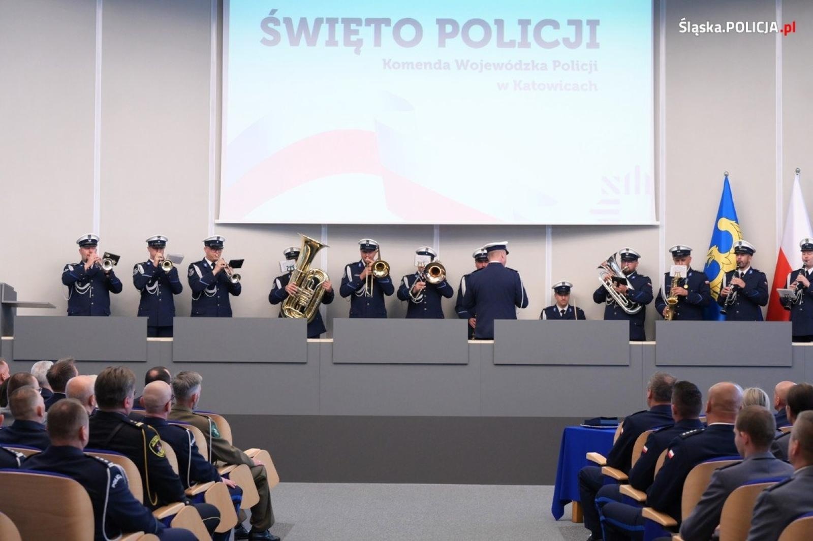 Zdjęcie w galerii na portalu naszwodzislaw.com: Uroczysta zbiórka i wyróżnienia dla policjantów i pracowników wiadomości z regionu
