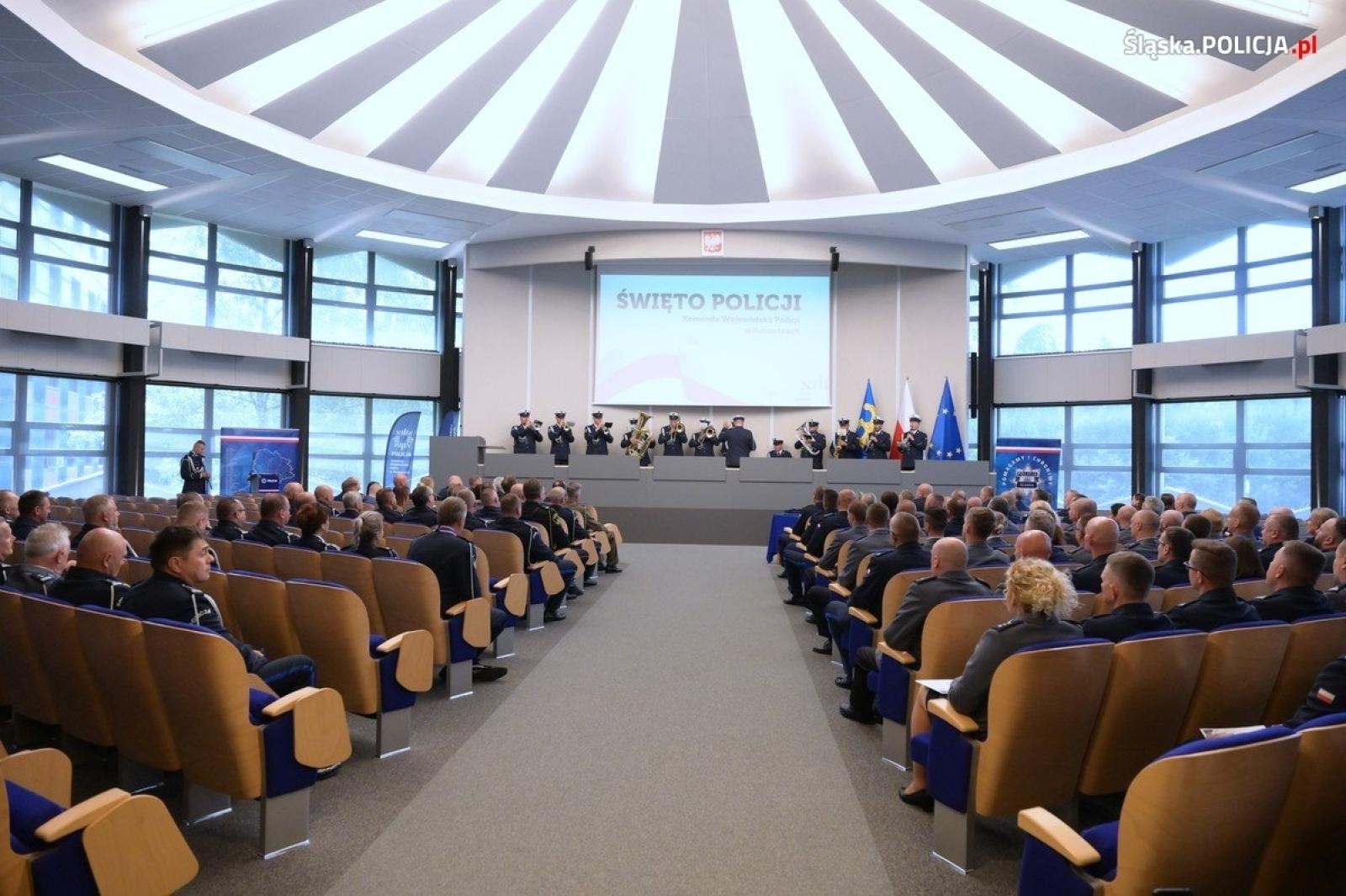 Zdjęcie w galerii na portalu naszwodzislaw.com: Uroczysta zbiórka i wyróżnienia dla policjantów i pracowników wiadomości z regionu