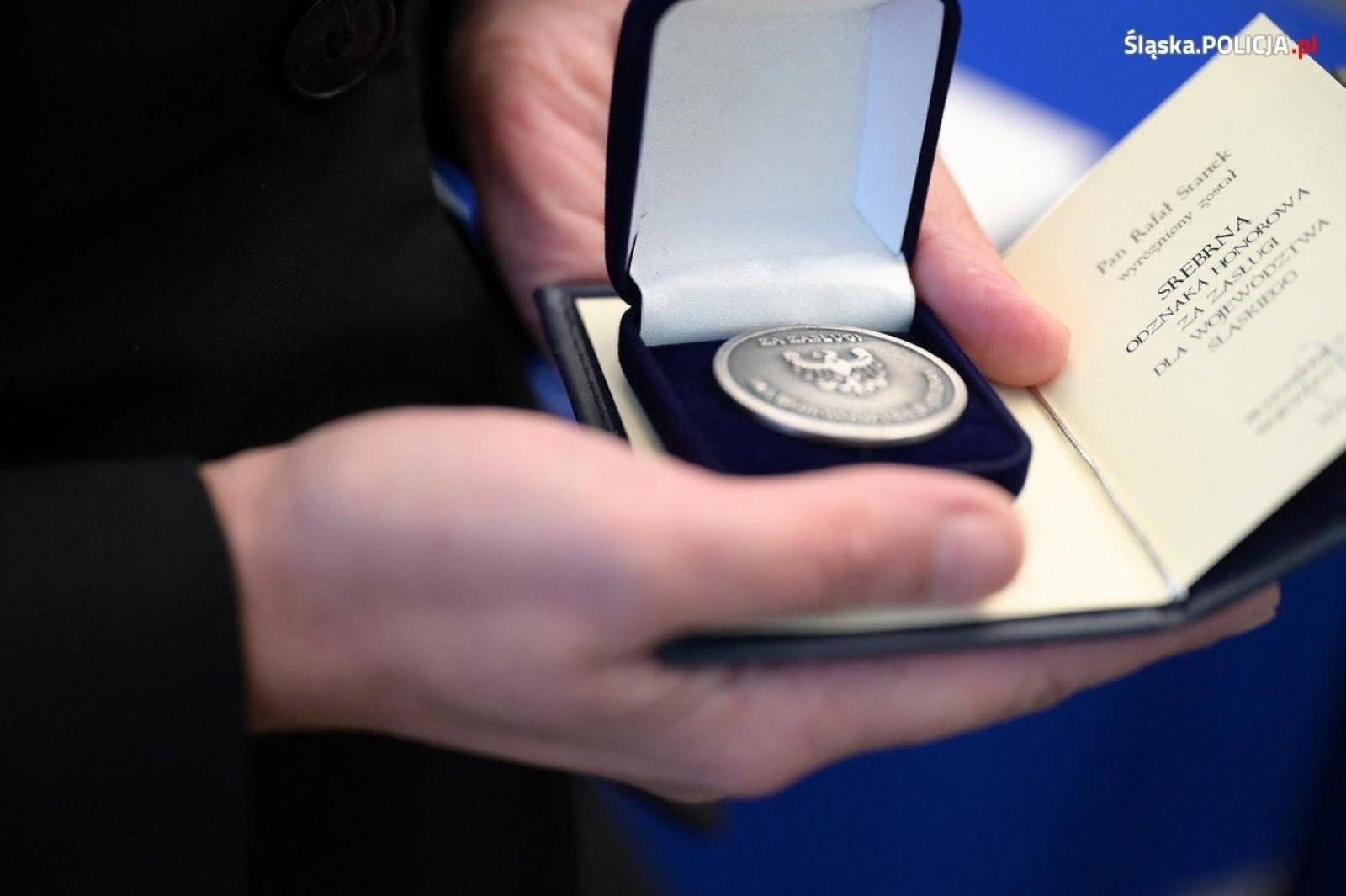 Zdjęcie w galerii na portalu naszwodzislaw.com: Uroczysta zbiórka i wyróżnienia dla policjantów i pracowników wiadomości z regionu