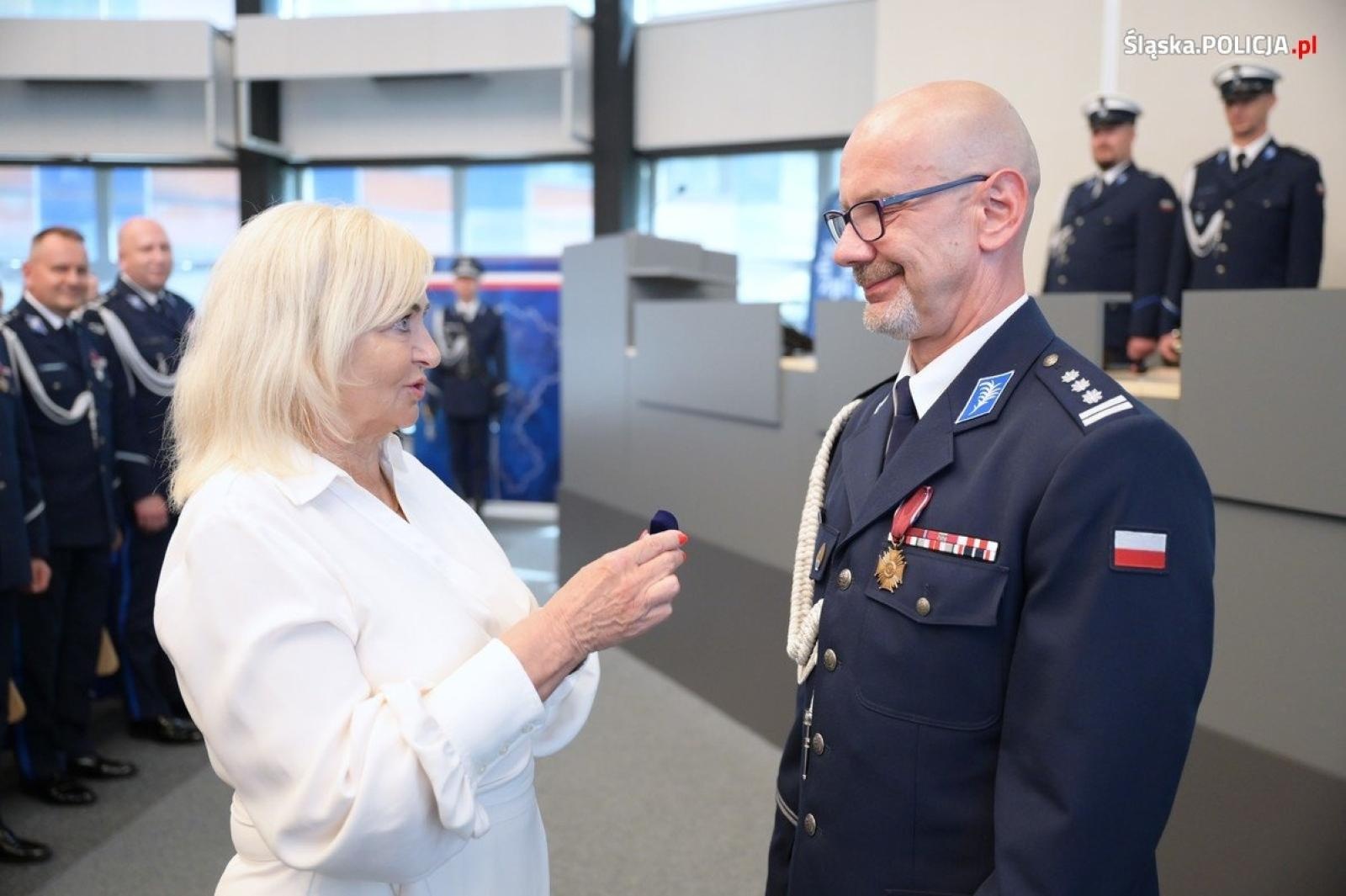 Zdjęcie w galerii na portalu naszwodzislaw.com: Uroczysta zbiórka i wyróżnienia dla policjantów i pracowników wiadomości z regionu