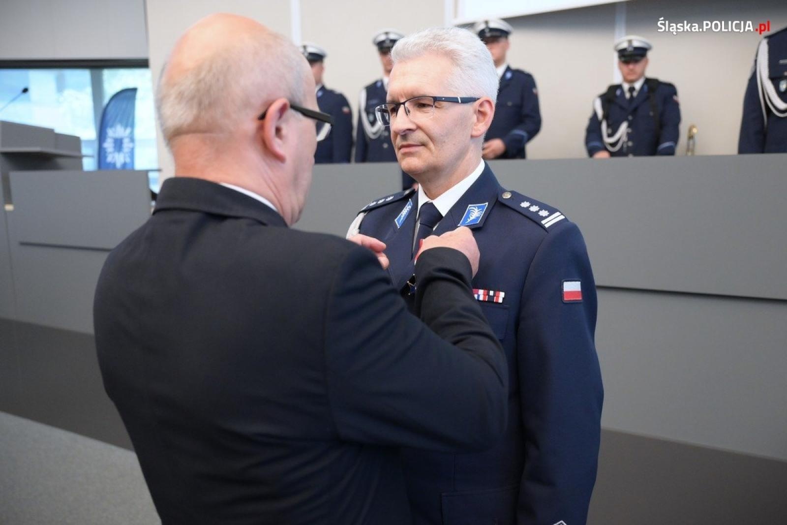 Zdjęcie w galerii na portalu naszwodzislaw.com: Uroczysta zbiórka i wyróżnienia dla policjantów i pracowników wiadomości z regionu