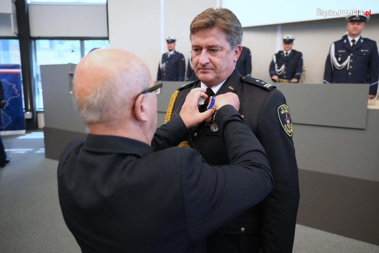 Zdjęcie w galerii na portalu naszwodzislaw.com: Uroczysta zbiórka i wyróżnienia dla policjantów i pracowników wiadomości z regionu