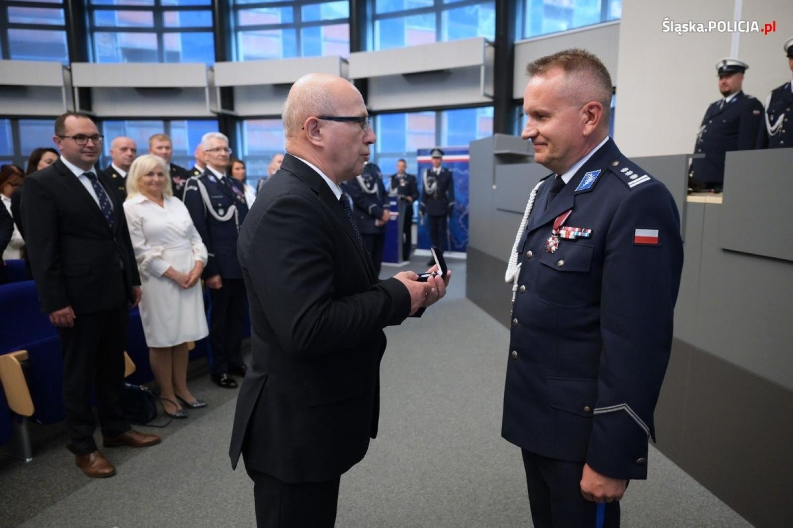 Zdjęcie w galerii na portalu naszwodzislaw.com: Uroczysta zbiórka i wyróżnienia dla policjantów i pracowników wiadomości z regionu