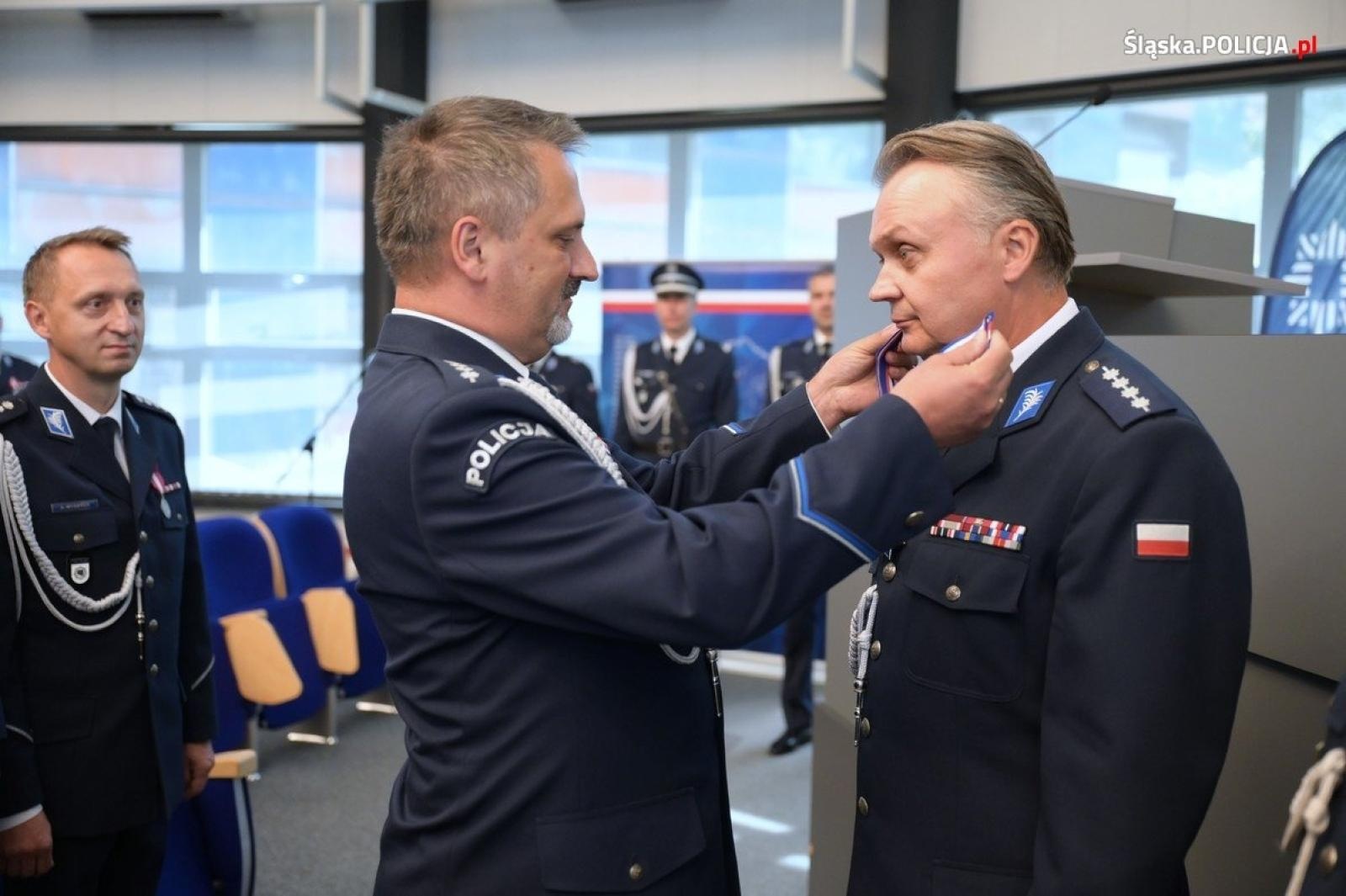 Zdjęcie w galerii na portalu naszwodzislaw.com: Uroczysta zbiórka i wyróżnienia dla policjantów i pracowników wiadomości z regionu