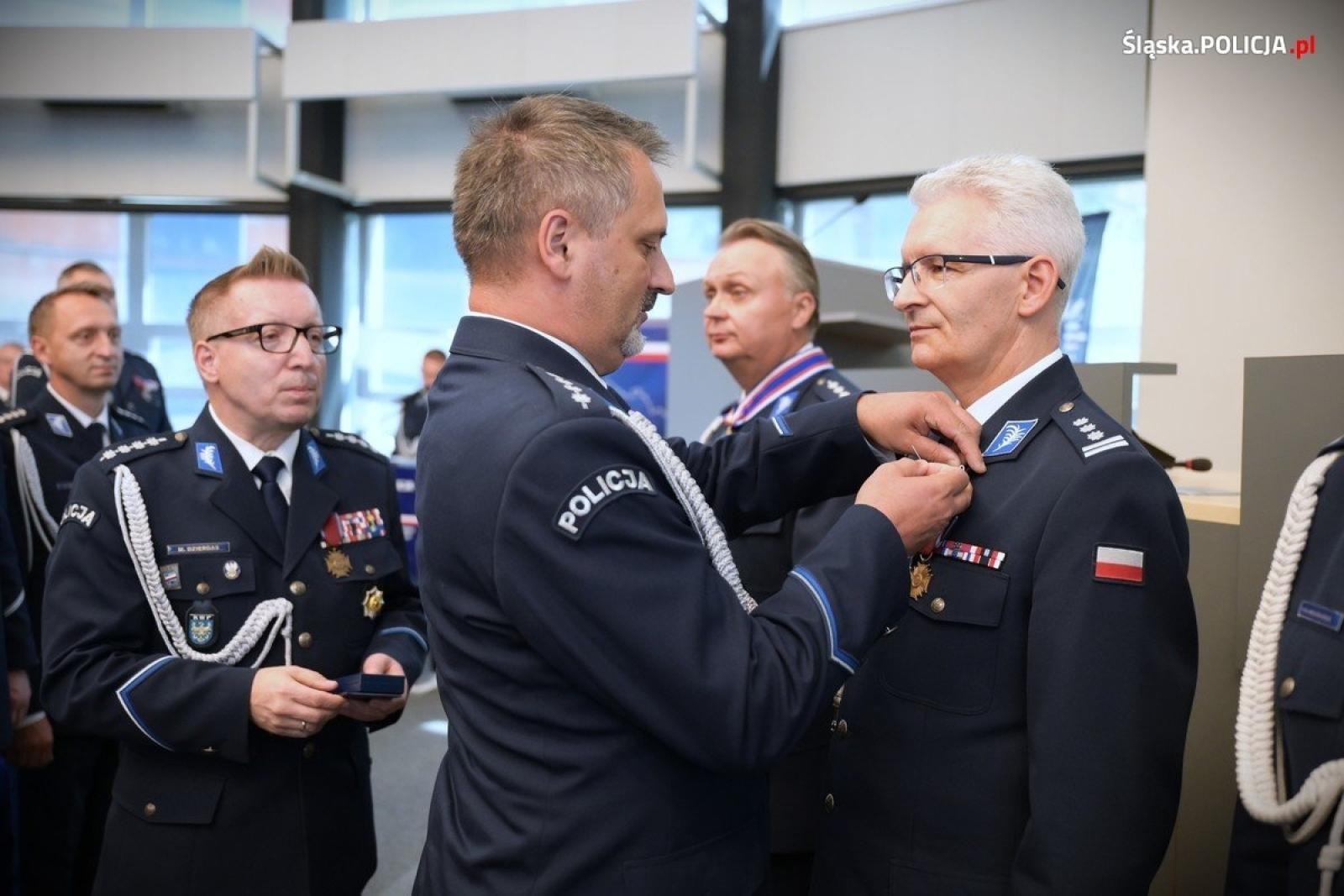 Zdjęcie w galerii na portalu naszwodzislaw.com: Uroczysta zbiórka i wyróżnienia dla policjantów i pracowników wiadomości z regionu