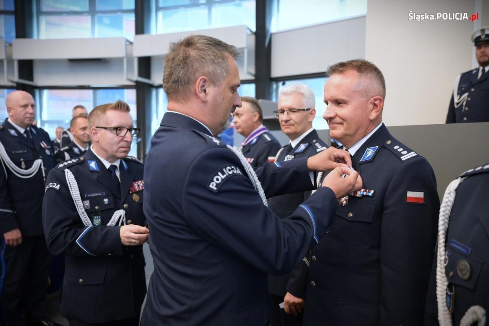 Zdjęcie w galerii na portalu naszwodzislaw.com: Uroczysta zbiórka i wyróżnienia dla policjantów i pracowników wiadomości z regionu