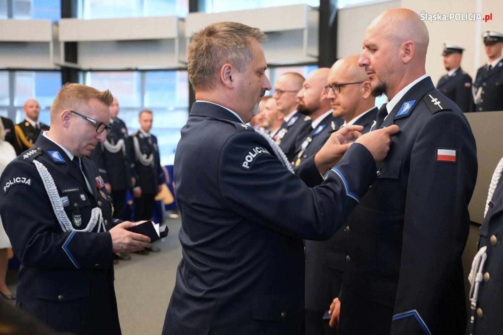 Zdjęcie w galerii na portalu naszwodzislaw.com: Uroczysta zbiórka i wyróżnienia dla policjantów i pracowników wiadomości z regionu