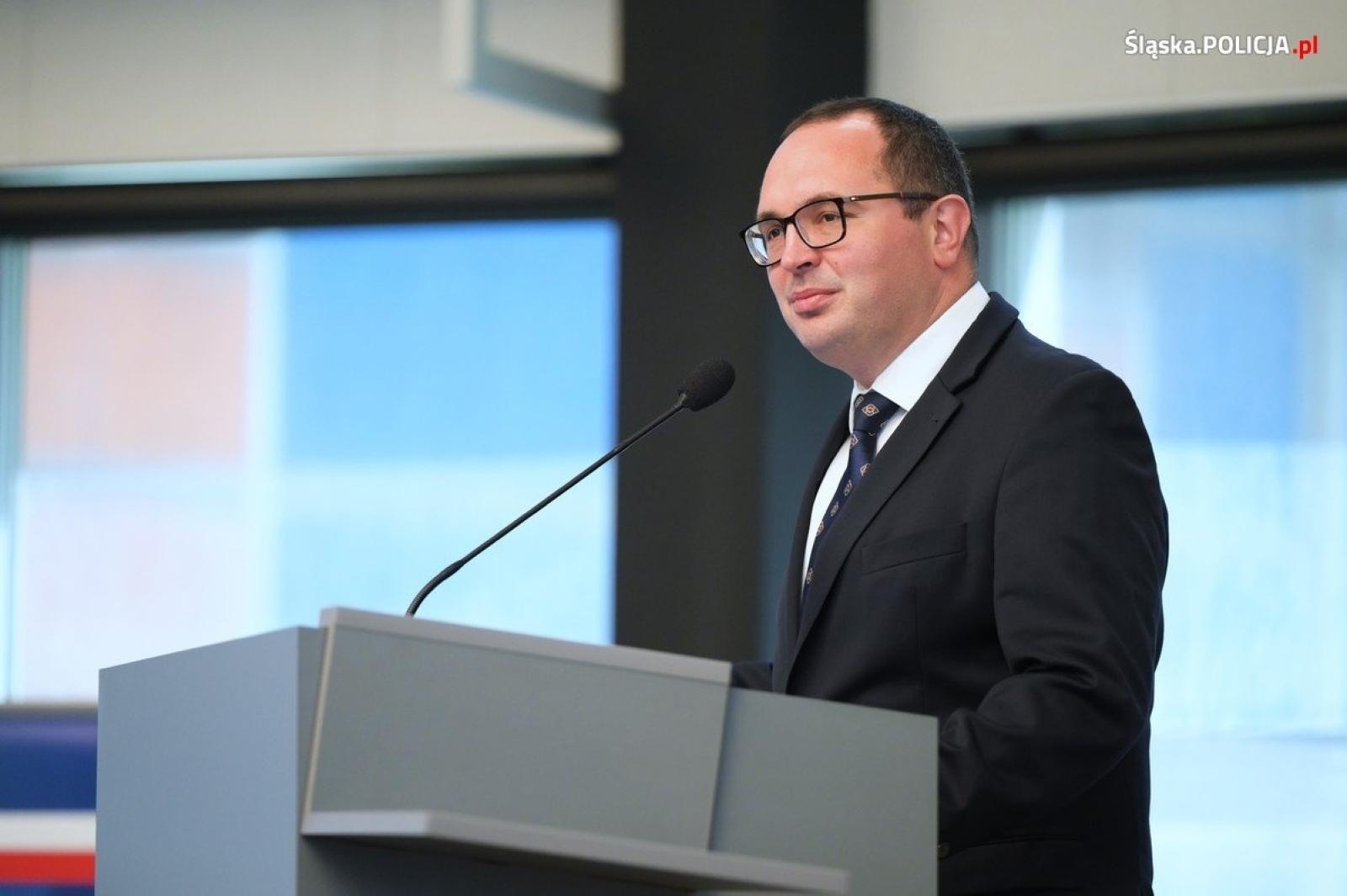 Zdjęcie w galerii na portalu naszwodzislaw.com: Uroczysta zbiórka i wyróżnienia dla policjantów i pracowników wiadomości z regionu