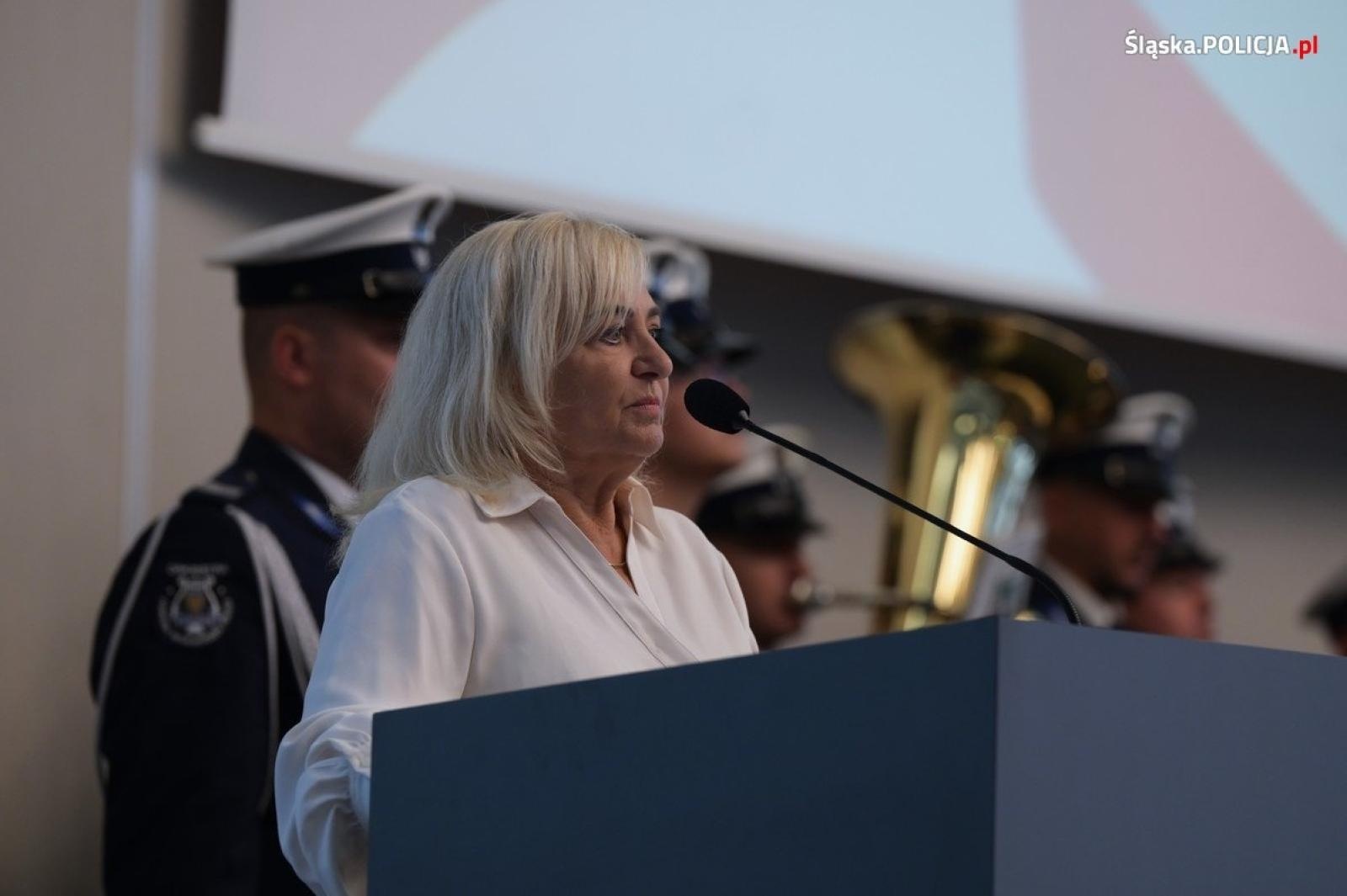 Zdjęcie w galerii na portalu naszwodzislaw.com: Uroczysta zbiórka i wyróżnienia dla policjantów i pracowników wiadomości z regionu