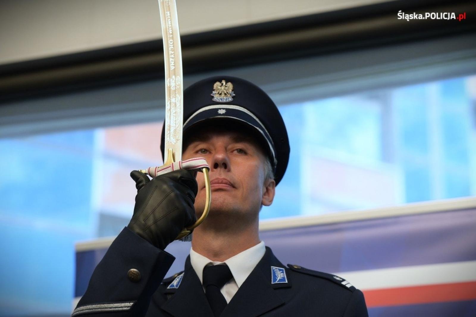 Zdjęcie w galerii na portalu naszwodzislaw.com: Uroczysta zbiórka i wyróżnienia dla policjantów i pracowników wiadomości z regionu