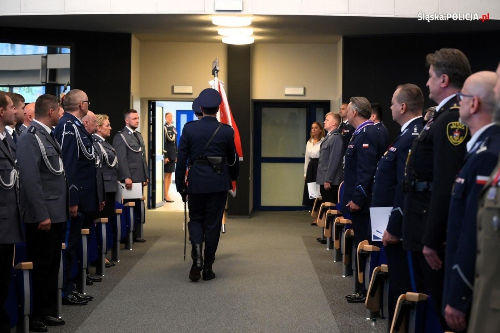 Zdjęcie w galerii na portalu naszwodzislaw.com: Uroczysta zbiórka i wyróżnienia dla policjantów i pracowników wiadomości z regionu