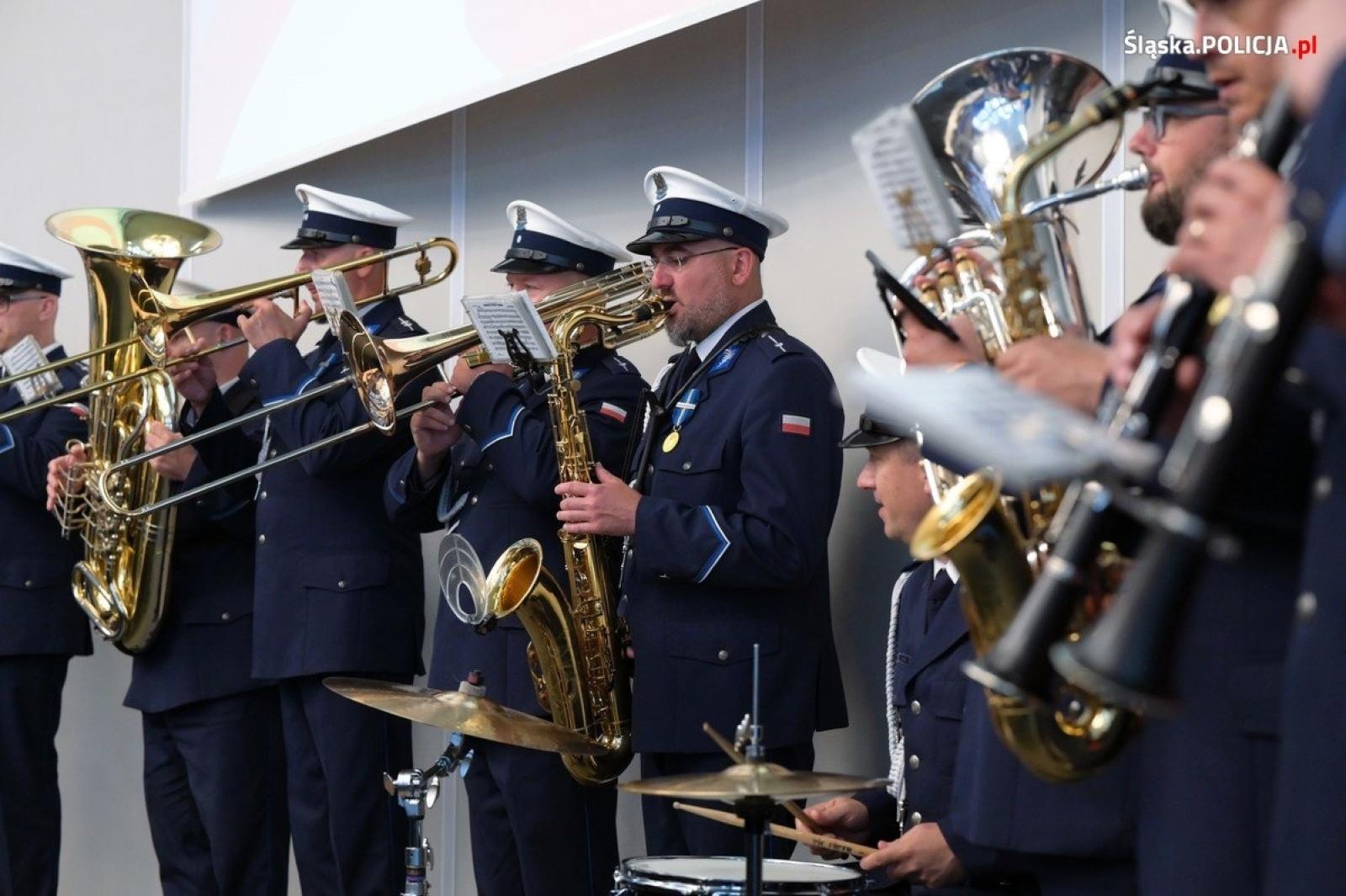 Zdjęcie w galerii na portalu naszwodzislaw.com: Uroczysta zbiórka i wyróżnienia dla policjantów i pracowników wiadomości z regionu