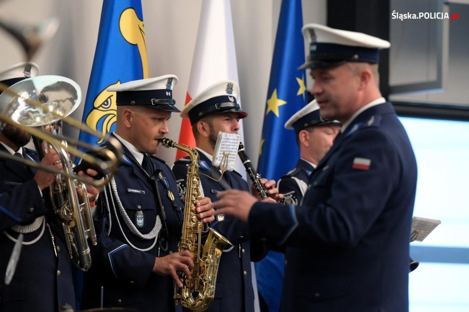 Zdjęcie w galerii na portalu naszwodzislaw.com: Uroczysta zbiórka i wyróżnienia dla policjantów i pracowników wiadomości z regionu