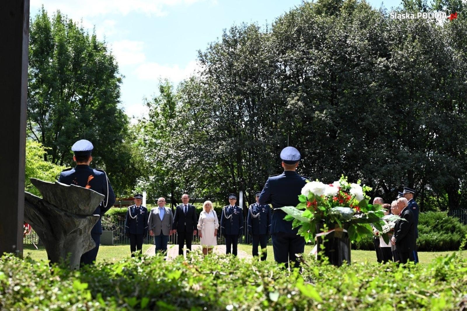 Zdjęcie w galerii na portalu naszwodzislaw.com: Uroczysta zbiórka i wyróżnienia dla policjantów i pracowników wiadomości z regionu