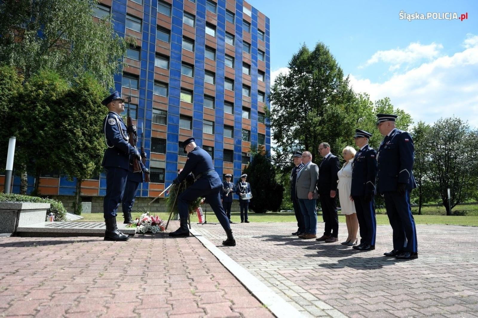 Zdjęcie w galerii na portalu naszwodzislaw.com: Uroczysta zbiórka i wyróżnienia dla policjantów i pracowników wiadomości z regionu