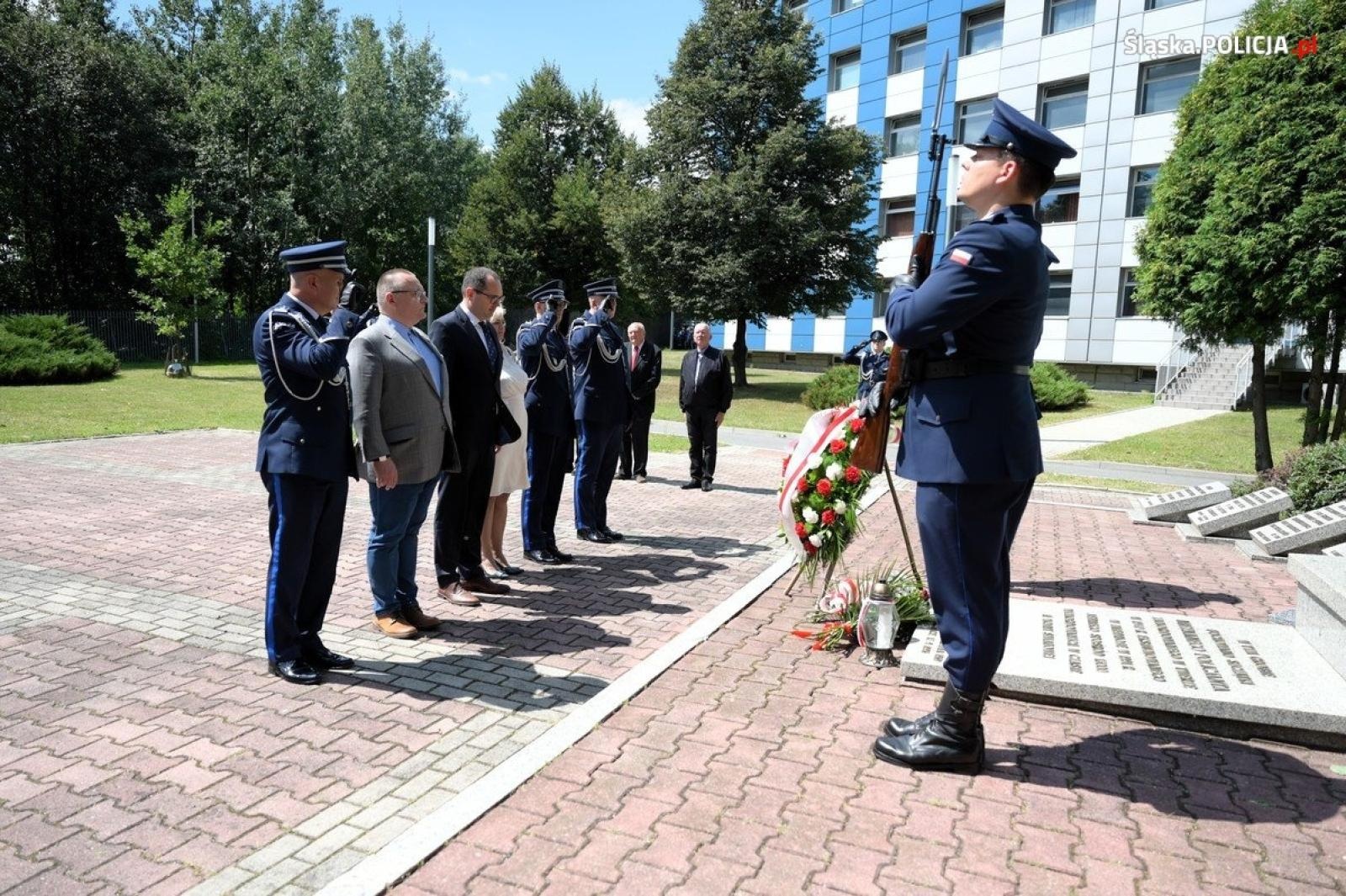Zdjęcie w galerii na portalu naszwodzislaw.com: Uroczysta zbiórka i wyróżnienia dla policjantów i pracowników wiadomości z regionu