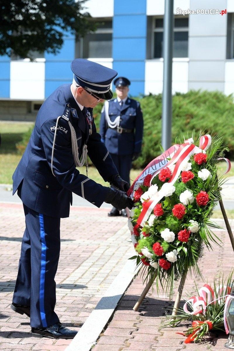 Zdjęcie w galerii na portalu naszwodzislaw.com: Uroczysta zbiórka i wyróżnienia dla policjantów i pracowników wiadomości z regionu
