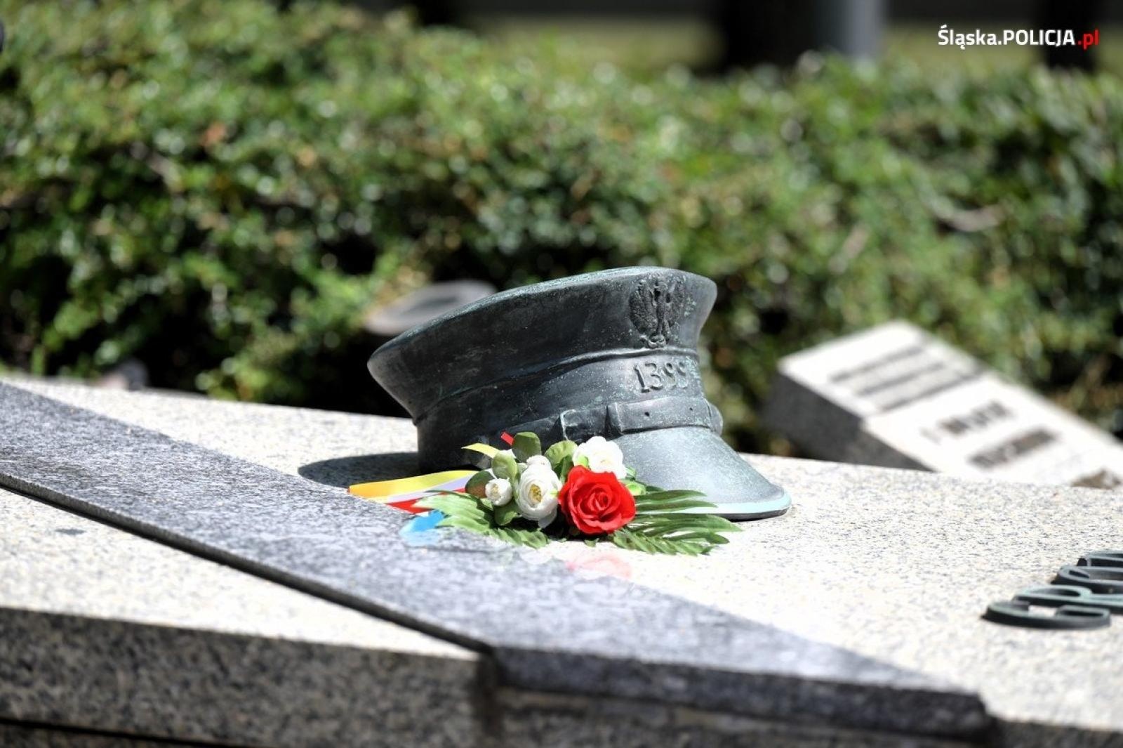 Zdjęcie w galerii na portalu naszwodzislaw.com: Uroczysta zbiórka i wyróżnienia dla policjantów i pracowników wiadomości z regionu