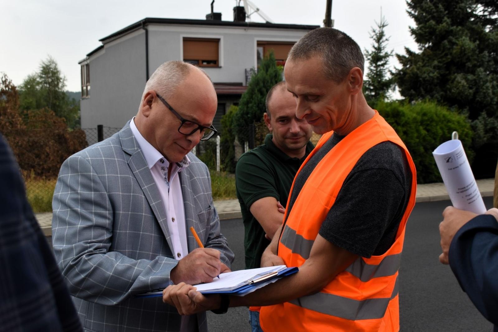 Zdjęcie w galerii na portalu naszwodzislaw.com: Powstańców Śląskich w Syryni już po odbiorze wiadomości z regionu