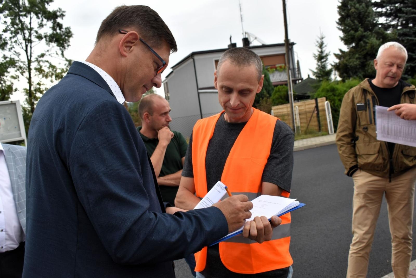 Zdjęcie w galerii na portalu naszwodzislaw.com: Powstańców Śląskich w Syryni już po odbiorze wiadomości z regionu