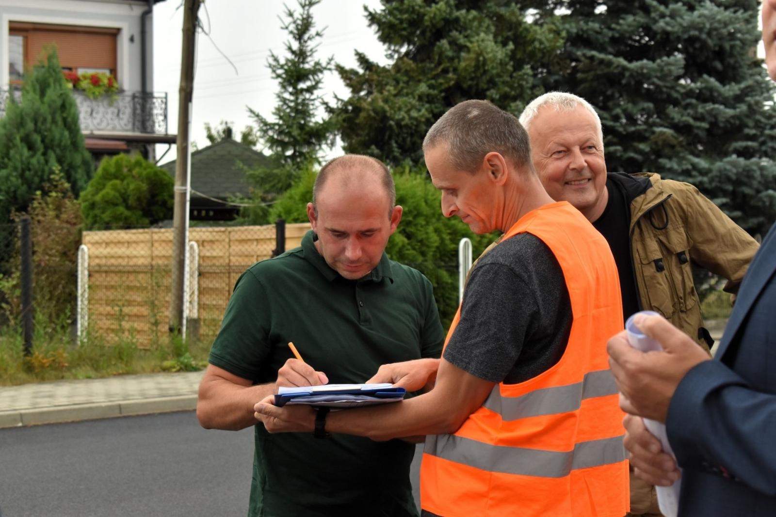 Zdjęcie w galerii na portalu naszwodzislaw.com: Powstańców Śląskich w Syryni już po odbiorze wiadomości z regionu