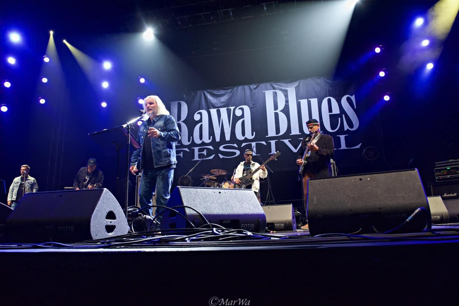 Zdjęcie w galerii na portalu naszwodzislaw.com: Letnie Muzykowanie w Parku Zamkowym. Koncert zespołu Blueset wiadomości z regionu