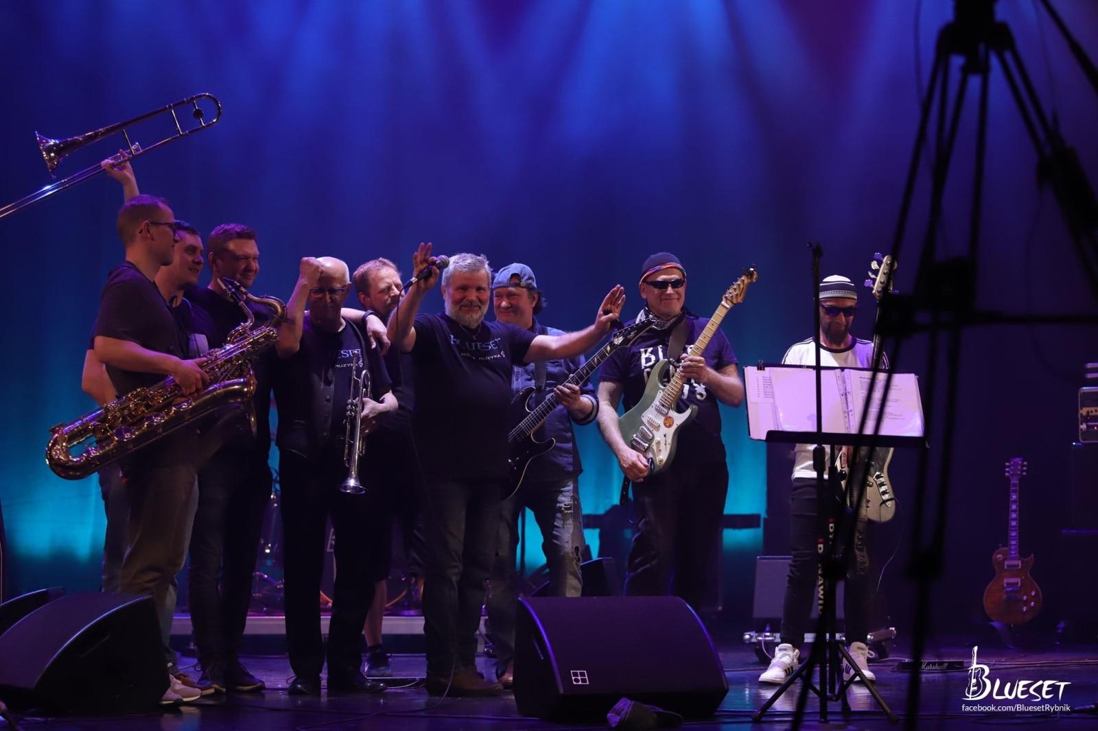 Zdjęcie w galerii na portalu naszwodzislaw.com: Letnie Muzykowanie w Parku Zamkowym. Koncert zespołu Blueset wiadomości z regionu